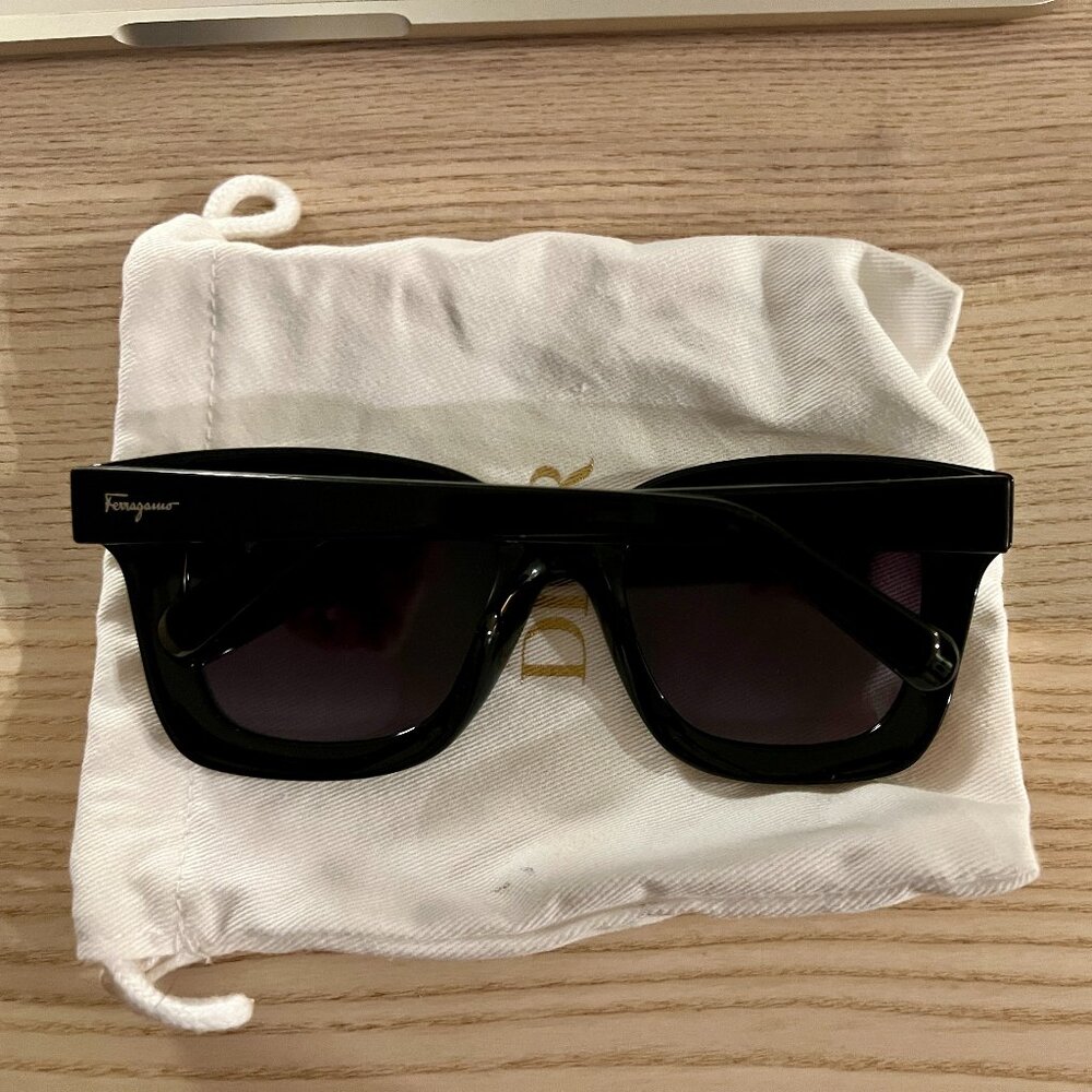 Ferragamo sunglasses women Black